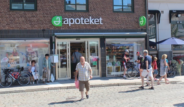 Apotek en av få butiker med kontanter