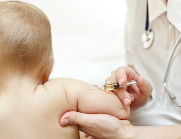 Barn får vaccin i armen.