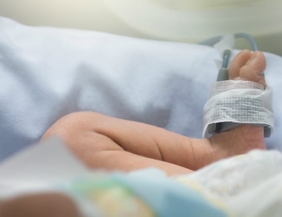 Nyfödd fick för låg dos av antibiotika