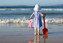 Liten flicka på stranden