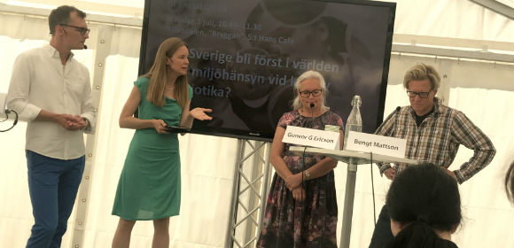 Panelsamtal under programpunkten "Kan Sverige bli först i världen med miljöhänsyn vid köp av antibiotika?" i Almedalen, arrangerad av Lif under måndagen. Fr vä: Nicolai Schaaf, Siwi, Lisa Kirsebom (moderator), Gunvor G Ericsson (MP) och Bengt Mattson, Lif.