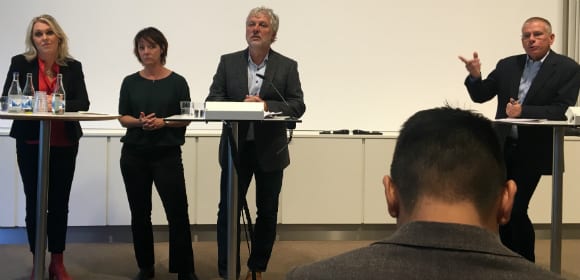 Socialminister Lena Hallengren (S), forskningsminister Matilda Ernkrans (S) och biståndsminister Peter Eriksson (MP) berättar om regeringens arbete mot antibiotikaresistens. Mötet modererades av Anders Norström, global hälsoambassadör (th). Foto: Ingrid Helander.