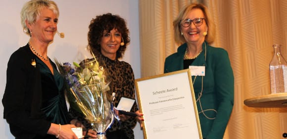 Årets Scheelepristagare Emmanuelle Charpentier tog emot utmärkelsen från Apotekarsocietetens ordförande Märit Johansson (th) och föreningens vd Karin Meyer (tv).