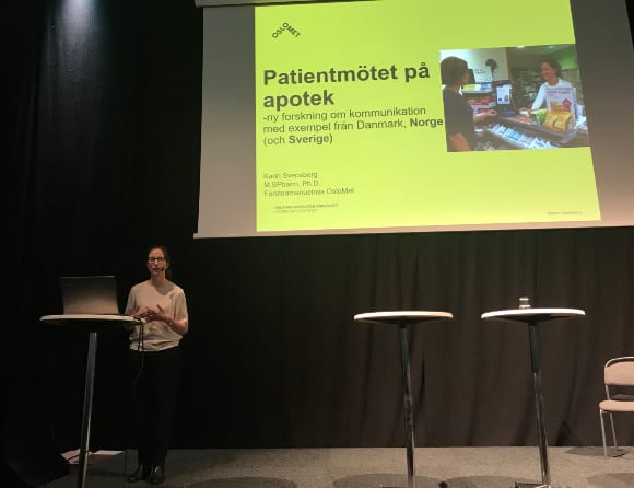 Karin Svensberg, forskare i samhällsfarmaci vid Oslo Metropolitan university, talade på årets upplaga av Apoteksforum om apoteksforskning och sitt nya forskningsprojekt om patientaktivering som ska genomföras på svenska apotek. Foto: Ingrid Helander.