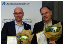 Läkemedelskemiska priset för viktigt stöd till forskare Prisutdelning av Apotekarsocietetens läkemedelskemiska pris 2024 gick till föreståndarna för Scilifelabs läkemedelsplattform. Till vänster Per Arvidsson och till höger Kristian Sandberg. Foto: Vindar Akat