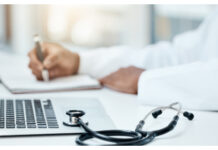 SKR vill bromsa läkemedelslistan – igen Läkare vid dator nationella läkemedelslistan WP2 Foto: Istock