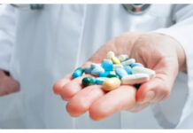 Läkemedel bakom vårdskador Läkemedel Läkare håller i läkemedel Istock WP2