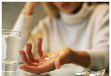 Kvinna som tar tabletter läkemedel kapslar mediciner WP1 Foto Istock