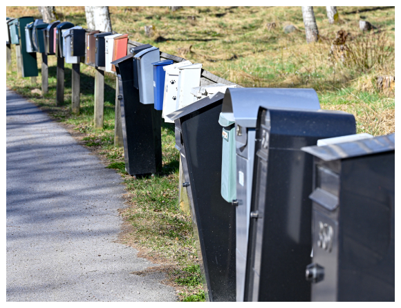 Bild brevlådor på rad.