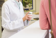 Fortsatt läkarkritik mot farmaceutiska tjänster Kundmöte på apotek