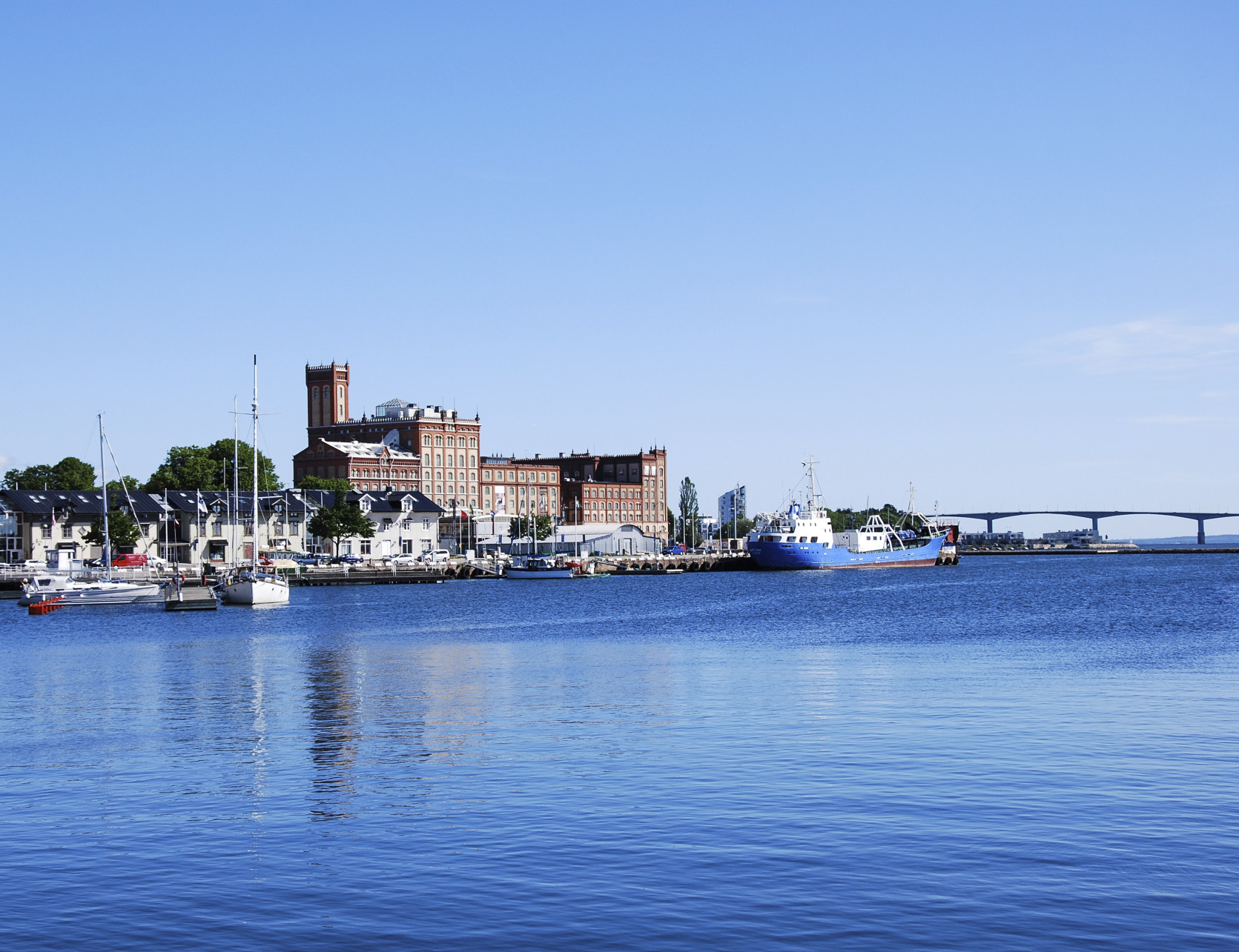 Hamnbild från Kalmar med Ölandsbron i bakgrunden.