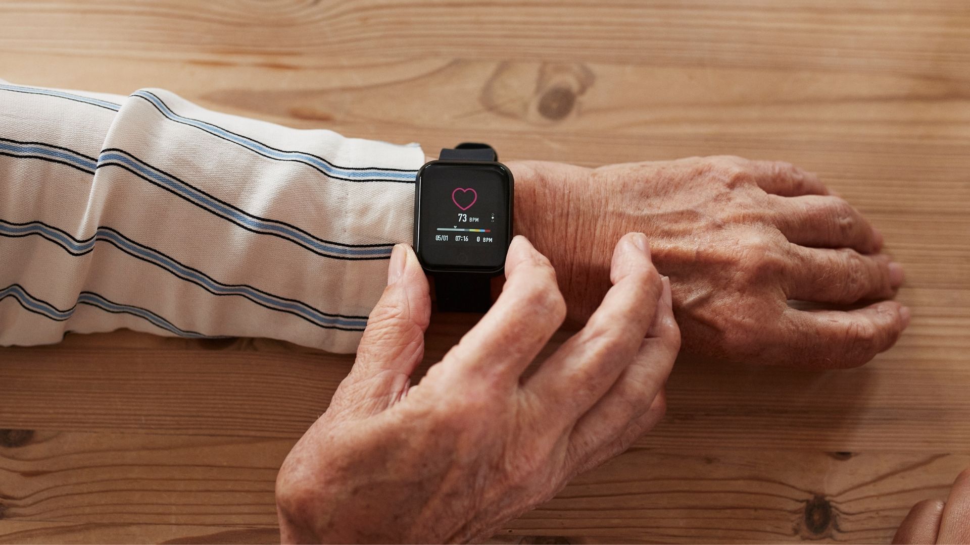 En smartwatch med hjärtsymbol