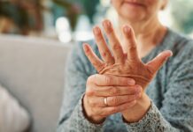 Små skillnader mellan biologiska och konventionella läkemedel vid tidig RA En person med ledgångsreumatism