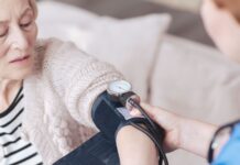 Över 80 procent av äldre hämtar ut läkemedel mot högt blodtryck Äldre kvinna mäter blodtrycket