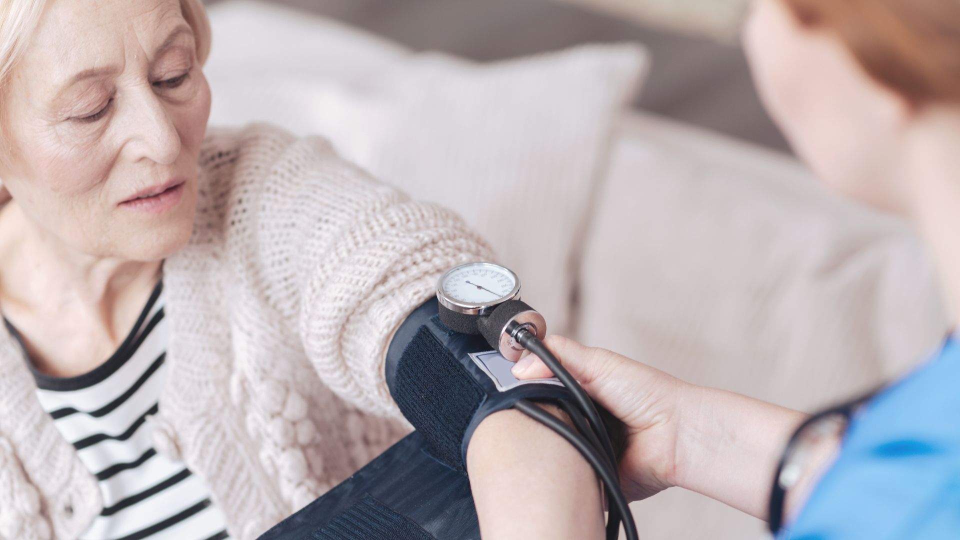 Äldre kvinna mäter blodtrycket