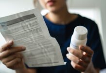 Fetmaläkemedel toppar listan över biverkningsrapporter Person som läser lista över biverkningar till ett läkemedel