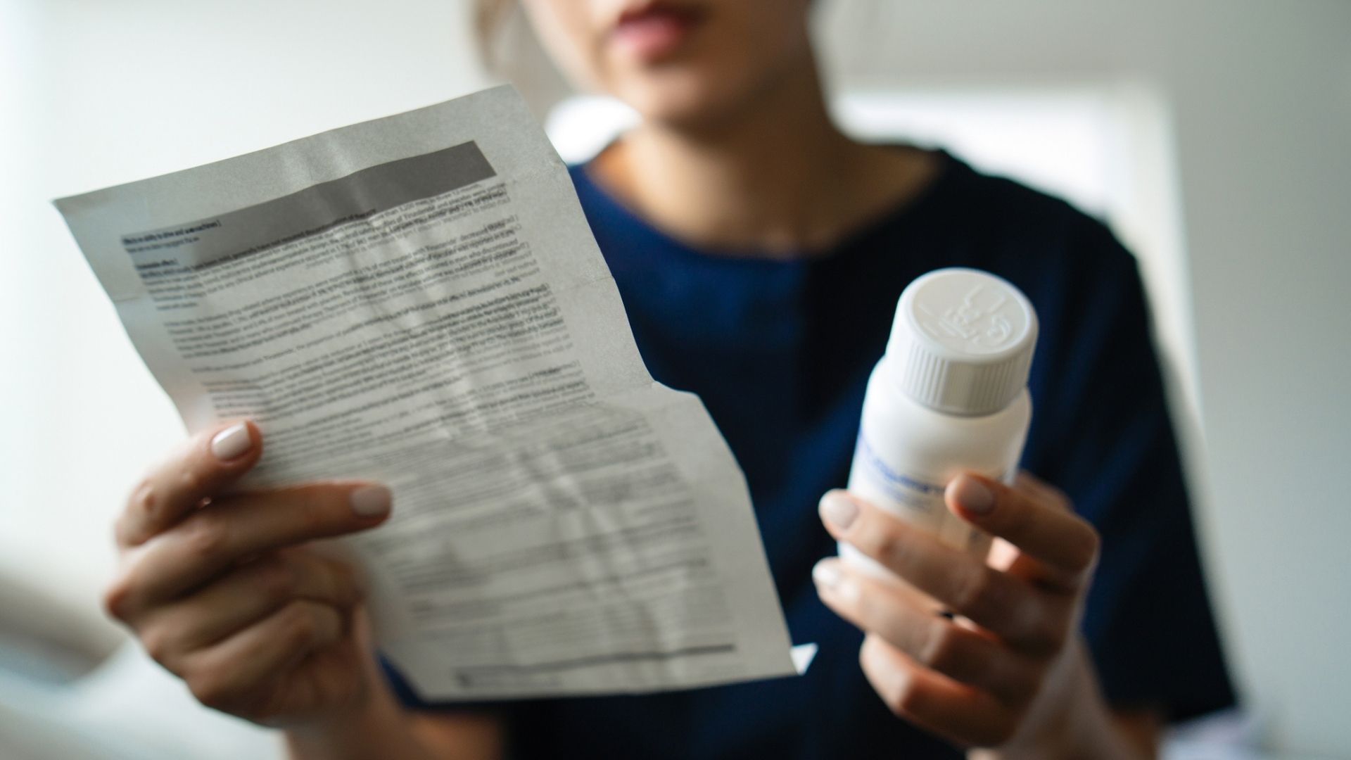 Person som läser lista över biverkningar till ett läkemedel