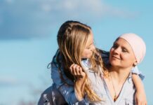 Nya forskningsframsteg når svenska cancerpatienter för sent Kvinna med cancer och hennes barn