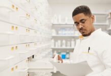 Sänkta krav och TikTok-kampanjer ökar intresset för farmaceututbildningar Farmaceut på apotek