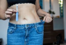 Kvinnor går ner mer i vikt av GLP-1-läkemedel än män Kvinna som tar GLP-1-läkemedel