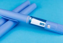 GLP-1-läkemedel fortsätter rusa i Sverige GLP-1-läkemedel i pennform, mot blå bakgrund