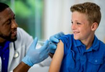 HPV-vaccin kopplas till minskad cancerrisk hos pojkar och unga män Pojke som får hpv-vaccin