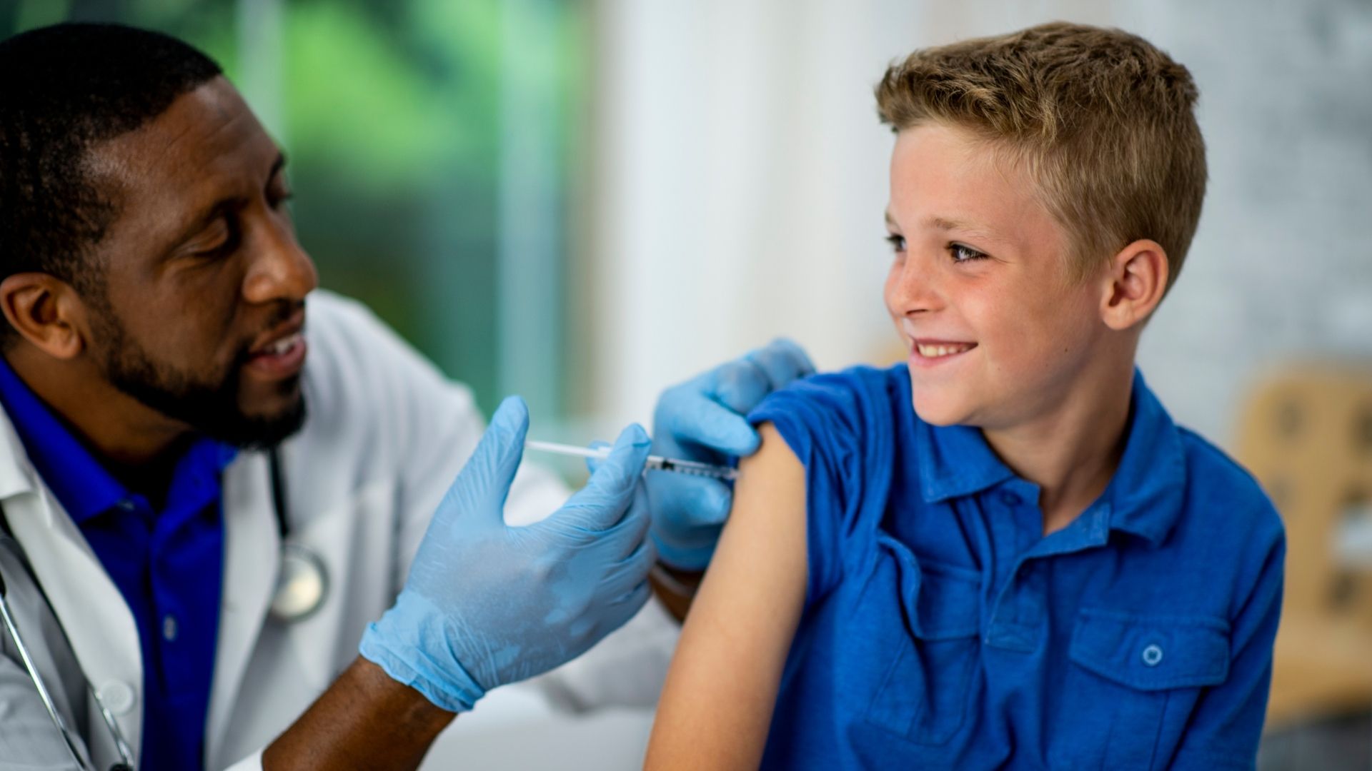 Pojke som får hpv-vaccin