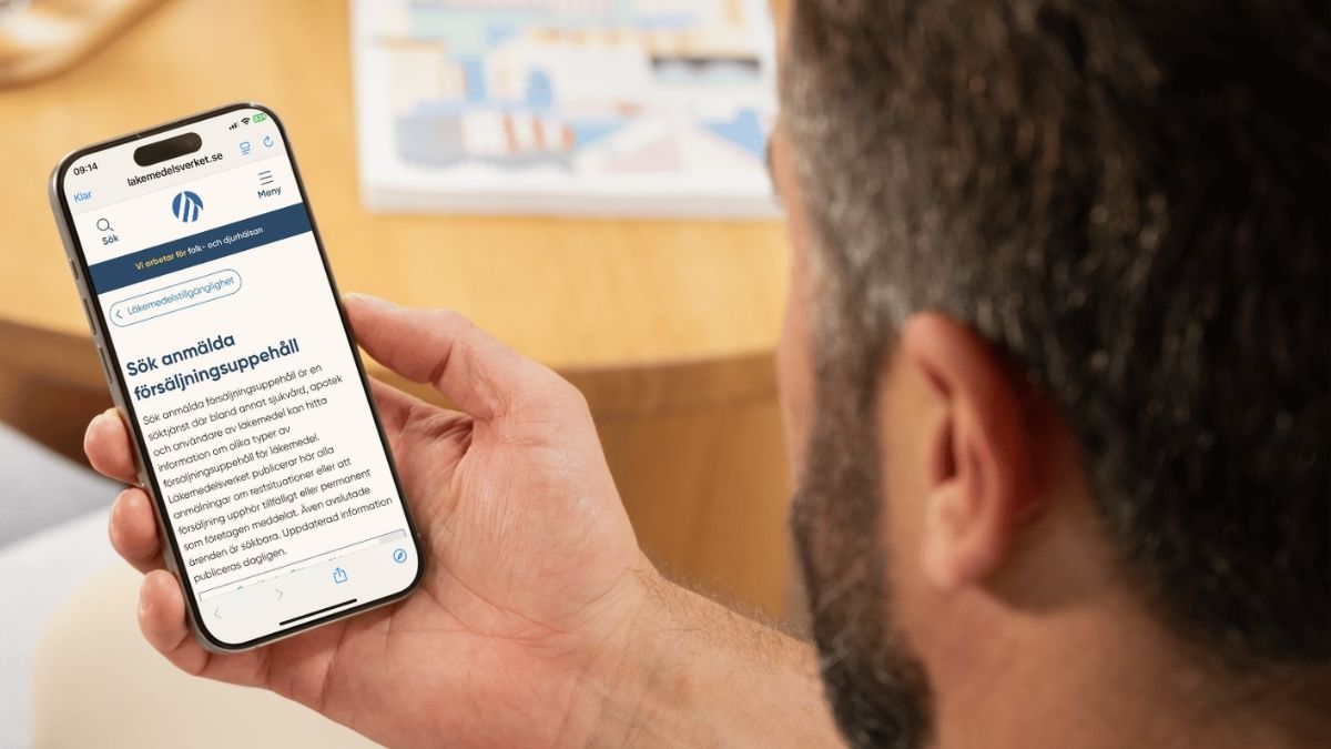 Person som i sin mobil tittar på Läkemedelsverkets nya söktjänst