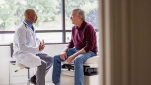 Läkare och patient i samtal