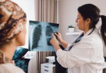 Hopp om skonsammare behandling mot bröstcancer med endoxifen Patient med bröstcancer som blir informerad om vidare behandling för att inte få återfall