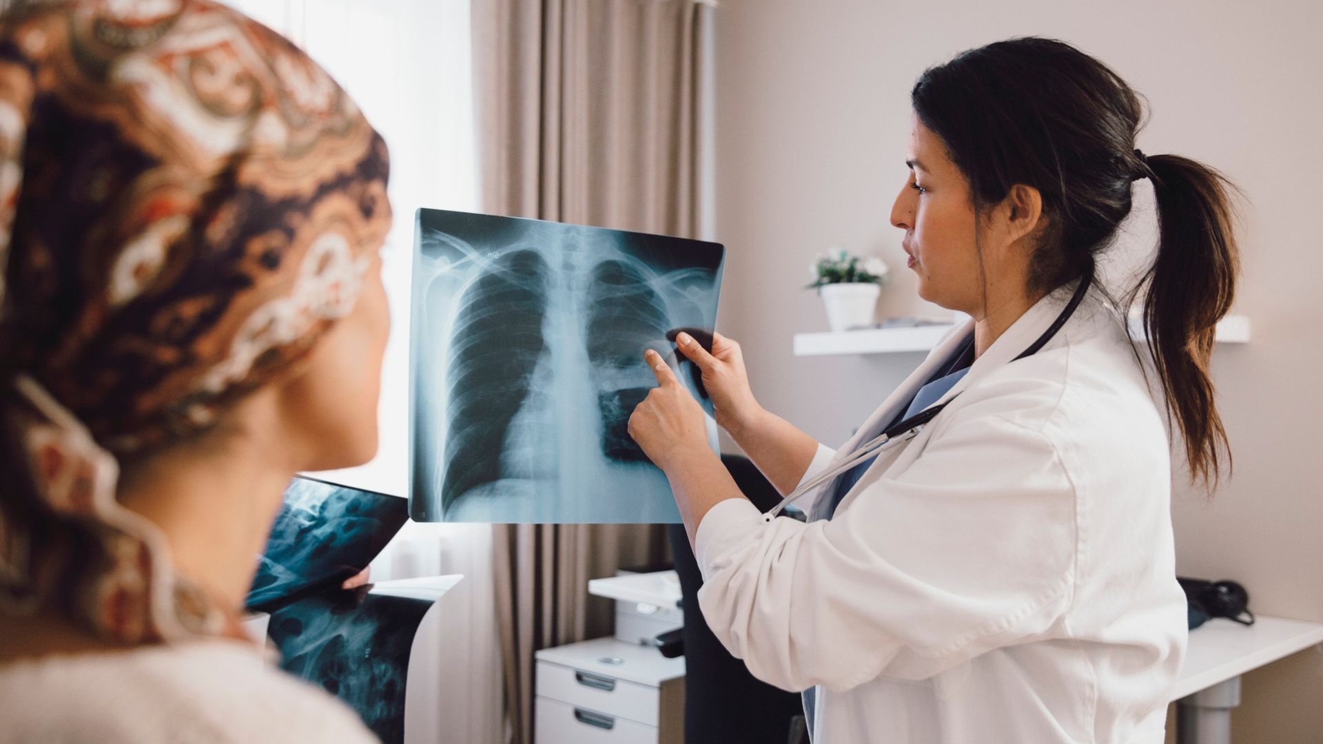 Patient med bröstcancer som blir informerad om vidare behandling för att inte få återfall