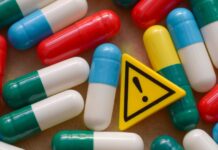 Britter fick fel läkemedel i förpackningen Läkemedel som blivit fel – en gul varningsskylt i mitten