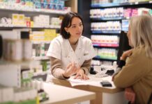 Ny kategori receptfria läkemedel föreslås: Krav på rådgivning Farmaceut som ger råd till kund kring receptfria läkemedel