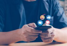 Sociala medier påverkar svenskars läkemedelsanvändning – en grupp sticker ut Person som läser om läkemedel i sociala medier på en smartphone