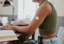 Smarta insulinpumpar förbättrar behandlingen för diabetiker Tonåring med diabetes: sensor och insulinpump