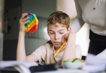 Optimala doser för ADHD-mediciner identifierade Pojke med adhd-hjälpmedel. En ny studie visar optimala doser av ADHD-medicin.