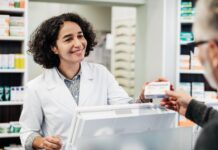 Ny kategori receptfria läkemedel införs 2027 – krav på farmaceutisk rådgivning Farmaceut som säljer receptfritt efter att riksdagen röstat ja till farmaceutsortiment