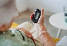 Låg tillgång till insulinpumpar för äldre med typ 1-diabetes Äldre kvinna med diabetes typ 1 läser av sin insulinpump