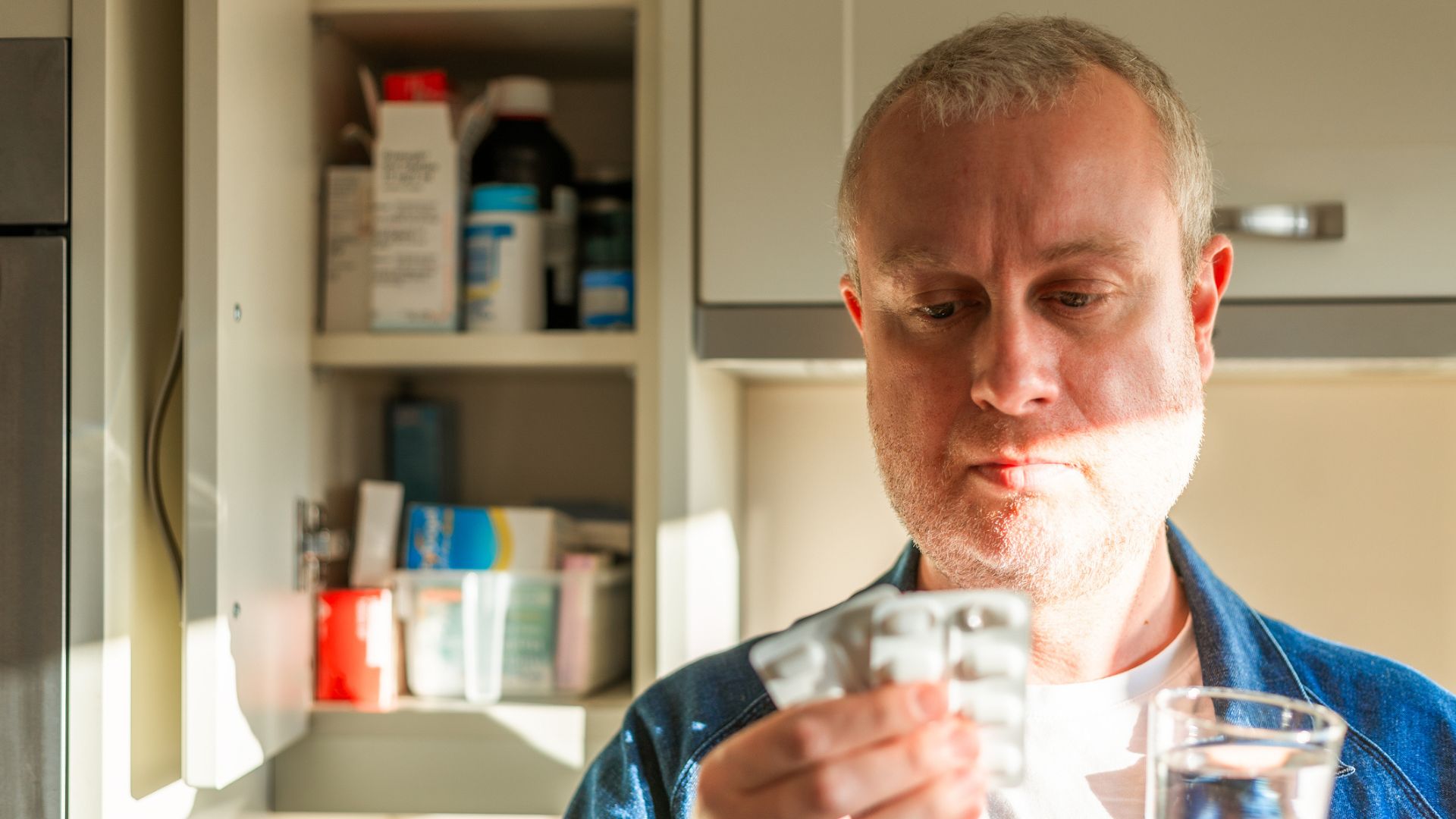 Kroniskt sjuk man som har lager av läkemedel hemma