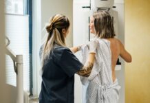 Behandling vid bröstcancer: Regionala skillnader påverkar äldres överlevnad Kvinna blir undersökt med mammografi.