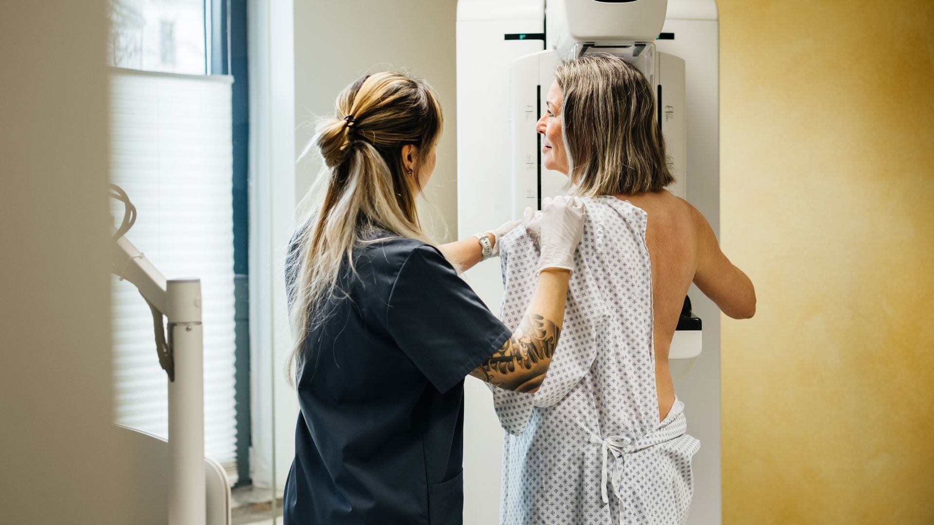 Kvinna blir undersökt med mammografi.