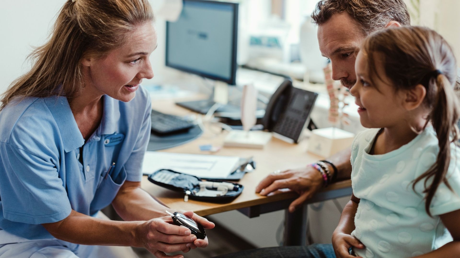 Barn tillsammans med förälder hos läkare gällande diabetes.