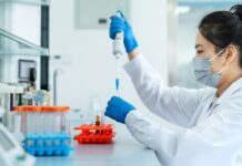 Vetenskapsrådet öppnar akututlysning för forskning om ebola- och hantavirus Forskare i ett laboratorium.