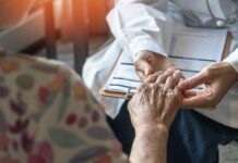 Stamcellsbehandling mot Parkinson: Första kliniska studien ger lovande resultat Läkare undersöker patient till artikel om klinisk studie gällande Parkinsons sjukdom