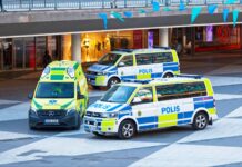 Regeringen utreder breddad tillgång till naloxon utanför sjukvården Polisbilar och ambulanser på plats vid Sergels torg.