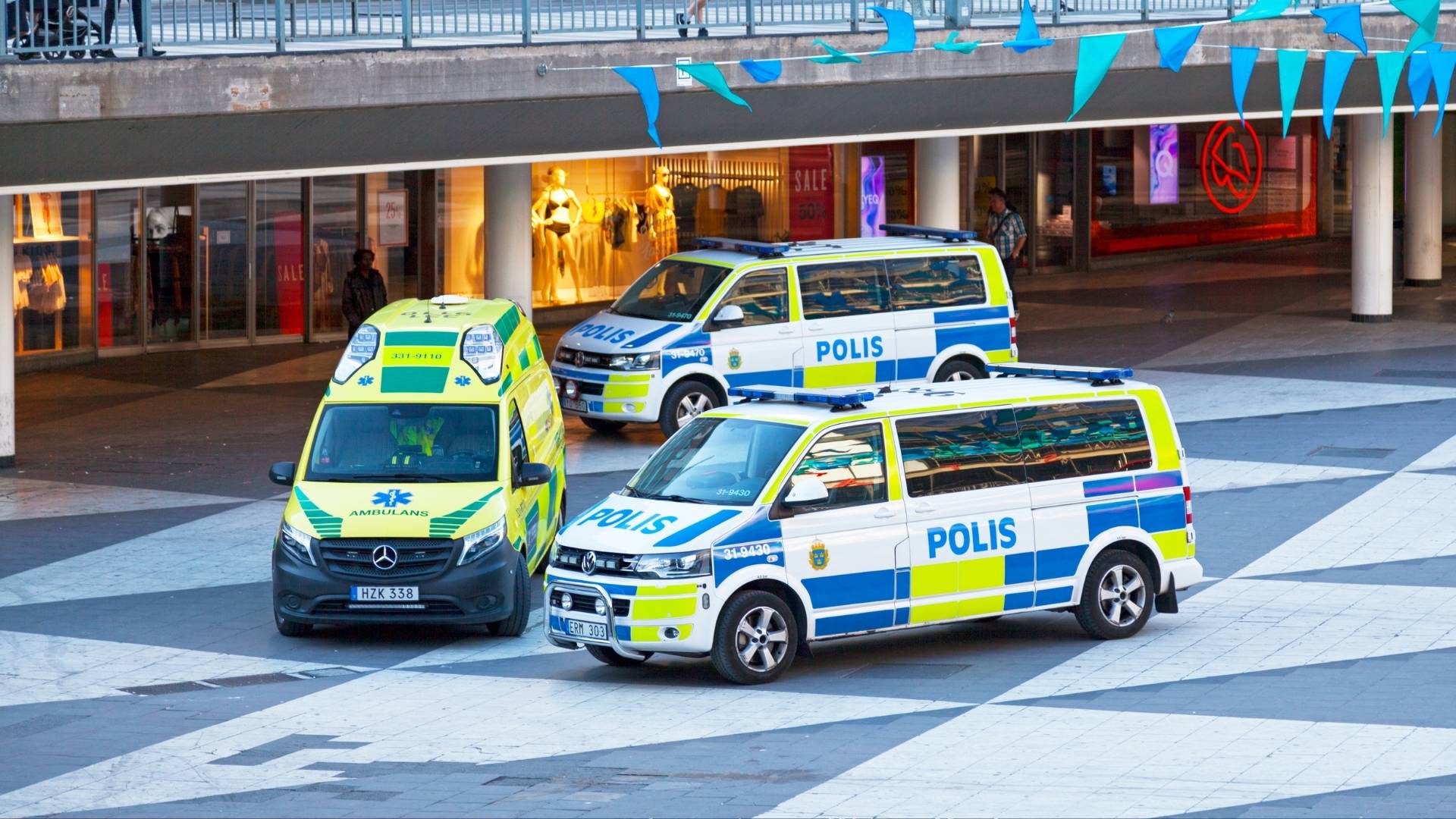 Polisbilar och ambulanser på plats vid Sergels torg.
