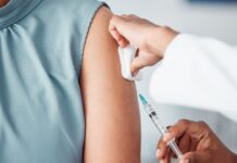 Läkare: ”Extra vaccindos bättre än osäkert mässlingsskydd” En person får en vaccinspruta i armen.