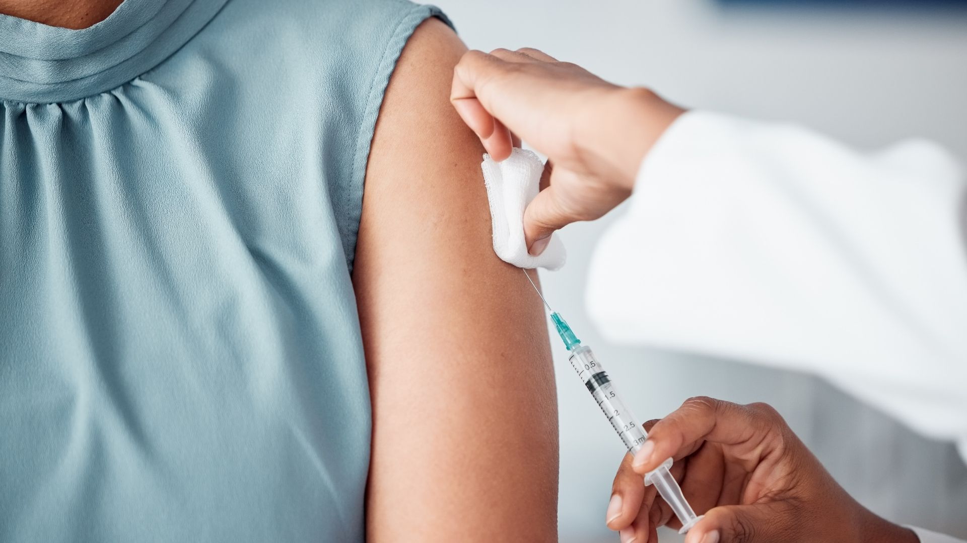 En person får en vaccinspruta i armen.