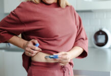 Genmodifierade celler ger nytt hopp om bot för typ 1-diabetes Kvinna som tar spruta mot typ 1-diabetes.