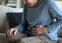 Aktivt deltagande i tarmcancer-screening minskar dödligheten med 43 procent Man som håller sig om magen till en artikel om tarmcancer-screening.